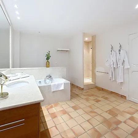 Chateau Du Prieure De Mourgues Bed and Breakfast Pierrerue (Herault)